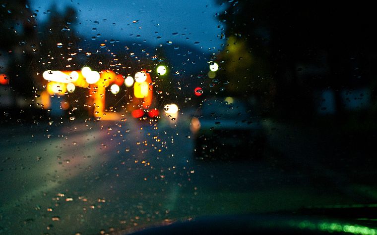 огни, автомобили, стекло, капли воды, дождь на стекле - обои на рабочий стол