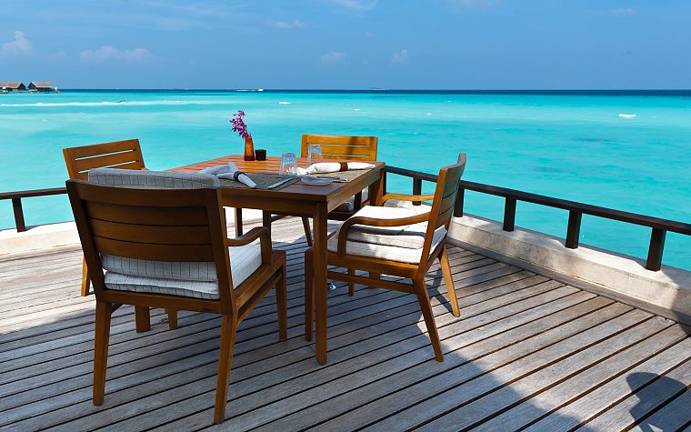 столы, стулья, деревянный пол, море - обои на рабочий стол