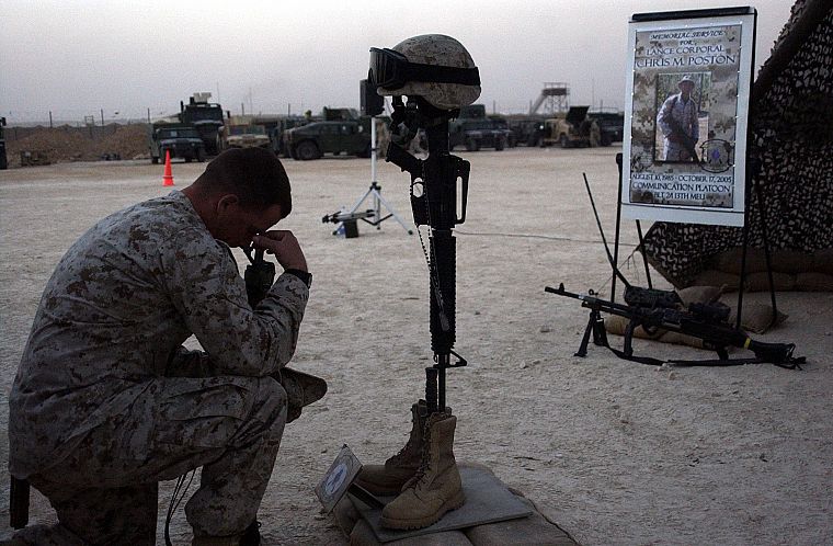 солдат, молиться - обои на рабочий стол