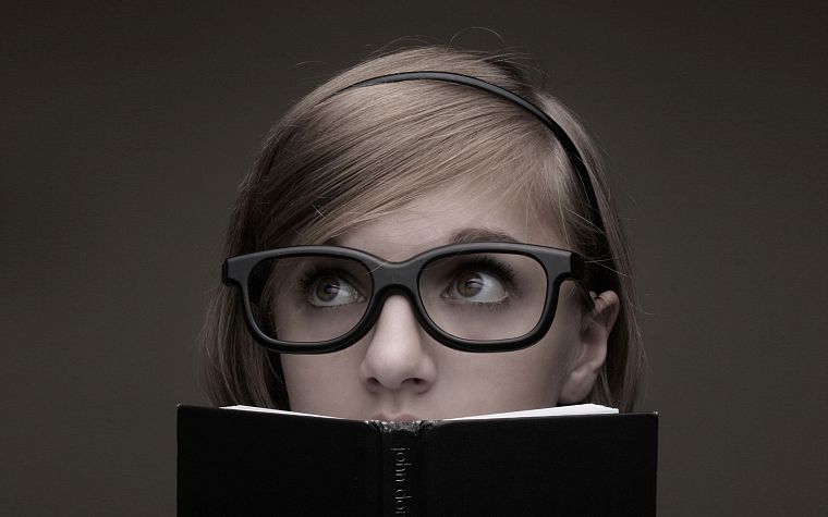 девушки, очки, книги, девушки в очках - обои на рабочий стол