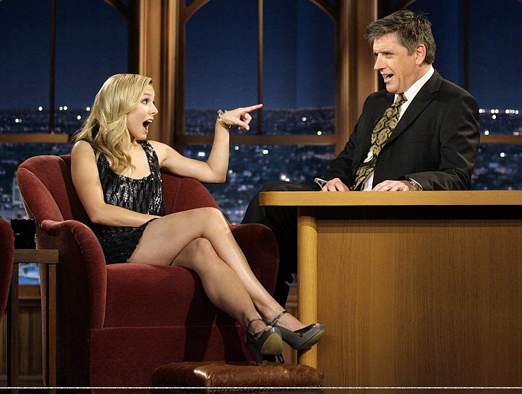 Кристен Белл, знаменитости, высокие каблуки, Крейг Фергюсон, Late Late Show - обои на рабочий стол