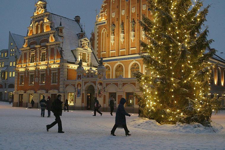 Латвия, Рождественские огни, старый город - обои на рабочий стол
