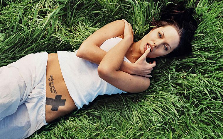 брюнетки, девушки, Анджелина Джоли, трава - обои на рабочий стол