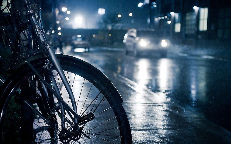 улицы, дождь, автомобили, велосипеды - обои на рабочий стол