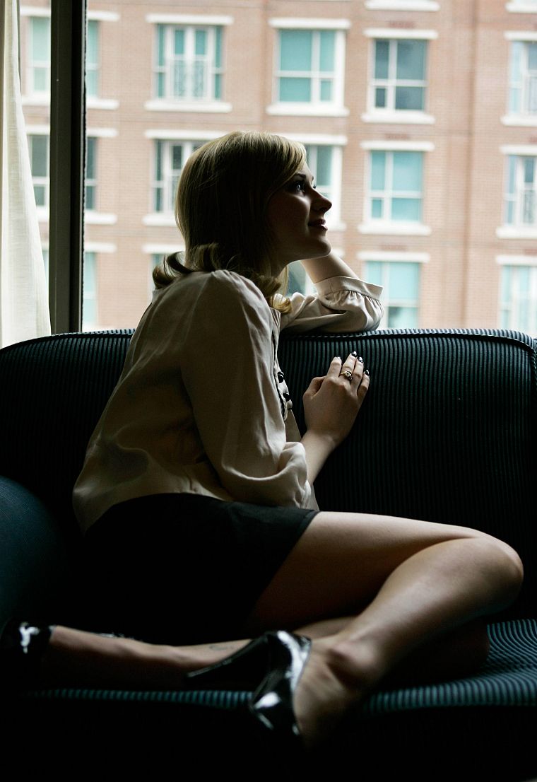 блондинки, актрисы, высокие каблуки, Эван Рейчел Вуд, сидящий, оконные стекла, диван - обои на рабочий стол