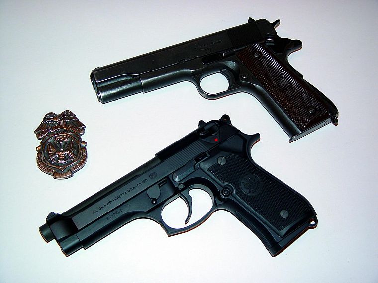 пистолеты, значки - обои на рабочий стол