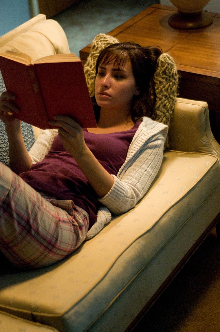 брюнетки, девушки, диван, чтение, книги, Эллисон Scagliotti - обои на рабочий стол