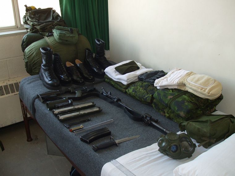 пистолеты, солдат, шахта, M4 - обои на рабочий стол