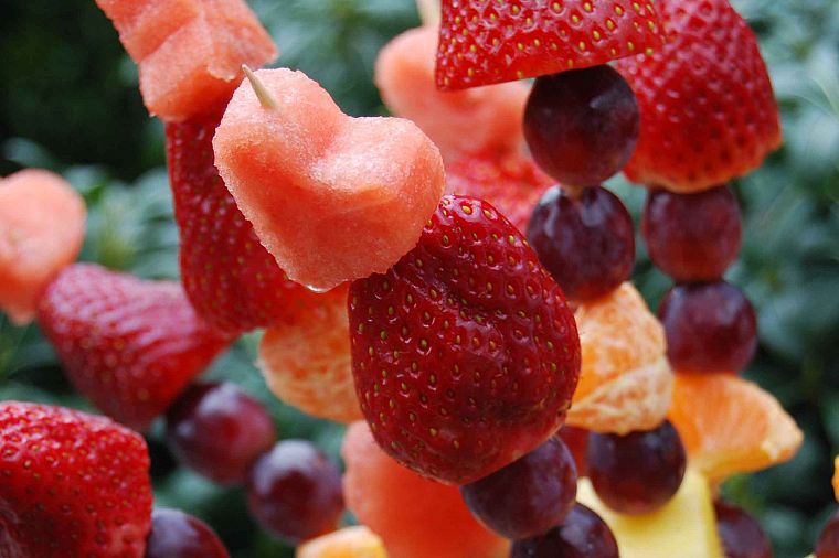 фрукты, виноград, клубника - обои на рабочий стол