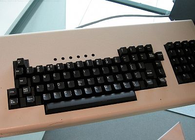 Солнце, клавишные, история компьютеров - обои на рабочий стол