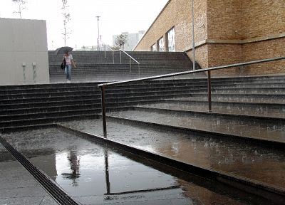 дождь, лестницы, Прага, зонтики - обои на рабочий стол