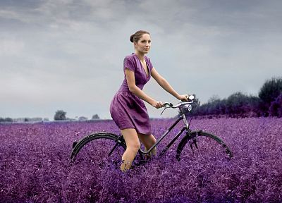 брюнетки, девушки, платье, велосипеды, фиолетовый, выборочная раскраска, фиолетовое платье - похожие обои для рабочего стола