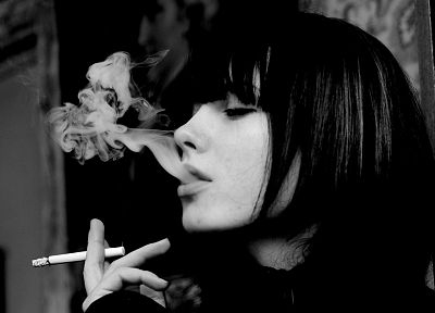 девушки, курение, дым, монохромный, сигареты - обои на рабочий стол