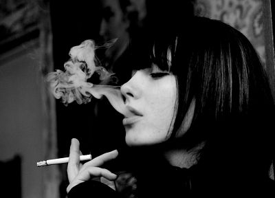 брюнетки, девушки, курение, черно-белое изображение, дым, сигары, сигареты - копия обоев рабочего стола