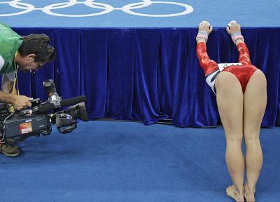 гимнастка, поднятыми руками - обои на рабочий стол