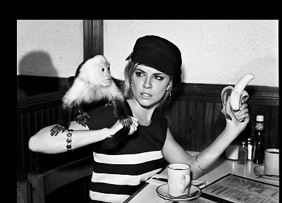 Сиенна Миллер, бананы, монохромный, обезьяны - обои на рабочий стол
