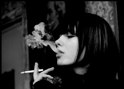 брюнетки, девушки, дым, оттенки серого, монохромный, сигареты, девушки курят - обои на рабочий стол