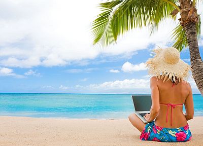 девушки, компьютеры, шляпы, пляжи - оригинальные обои рабочего стола