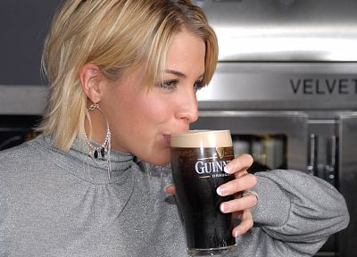 блондинки, пиво, девушки, Джемма Аткинсон, Guinness - оригинальные обои рабочего стола