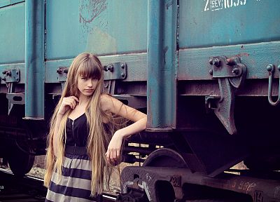 блондинки, девушки, платье, модели, поезда, длинные волосы - обои на рабочий стол