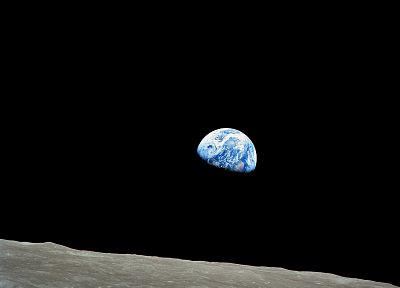 Луна, Земля - оригинальные обои рабочего стола