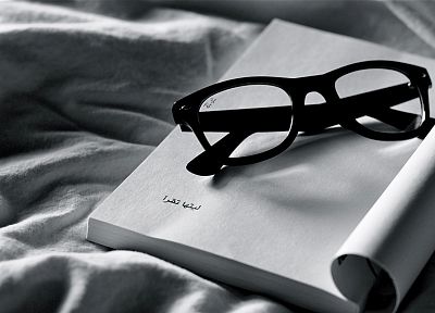 очки, книги - обои на рабочий стол