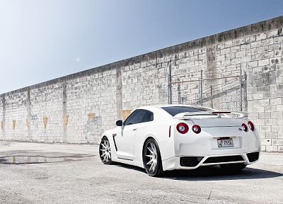 белый, стена, автомобили, Nissan GT-R R35 - обои на рабочий стол
