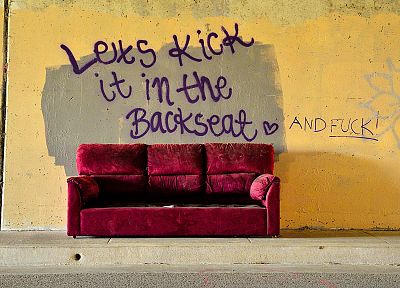 диван, граффити - обои на рабочий стол