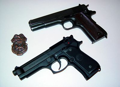 пистолеты, значки - оригинальные обои рабочего стола
