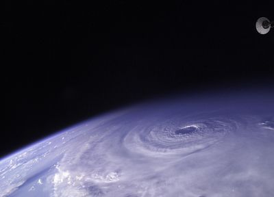 буря, Земля, космическая станция - оригинальные обои рабочего стола