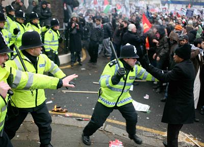 массовые беспорядки, полиция, протест - обои на рабочий стол