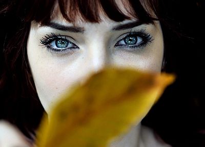 девушки, глаза, Сьюзан Коффи, листья, рыжеволосые, глубина резкости, лица - обои на рабочий стол