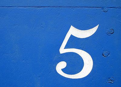 синий, белый, стена, номера, пять - случайные обои для рабочего стола